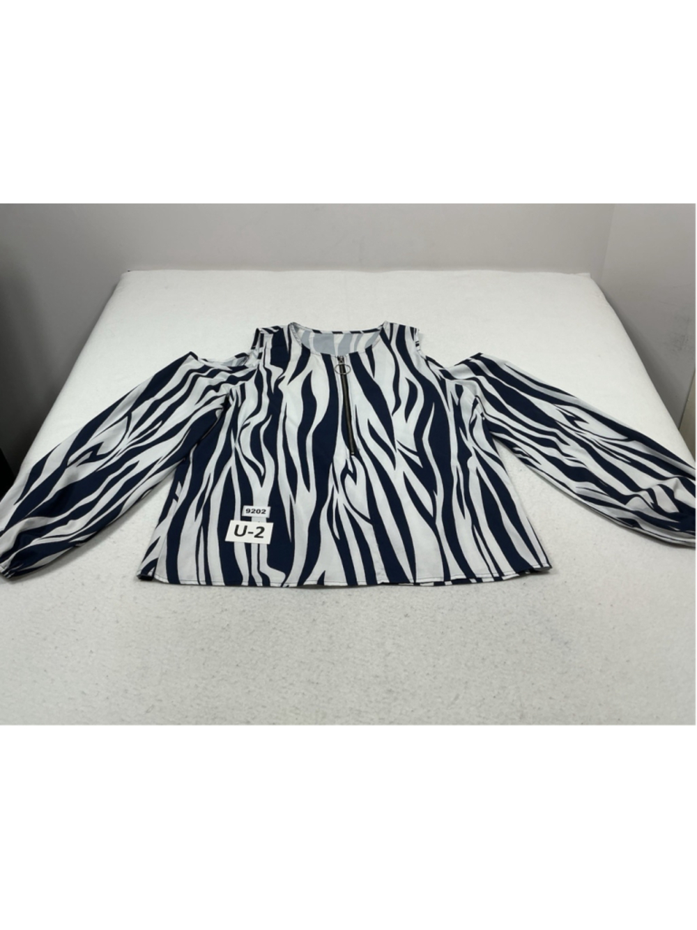 Womans Excellent Pullover Blouse XXL Blue White 1/4 Zip Cut Out Shoulders